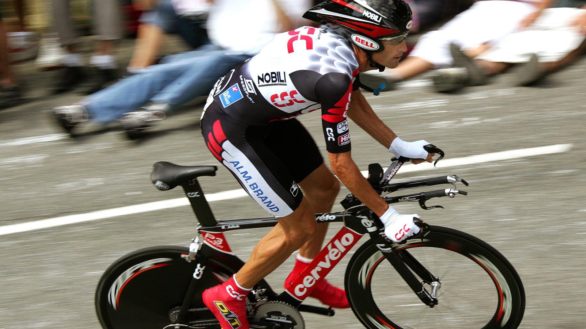 七届冠军的逆袭!汉密尔顿如何率领平民哈斯,在策略迷雾中掀翻阿斯顿·马丁?