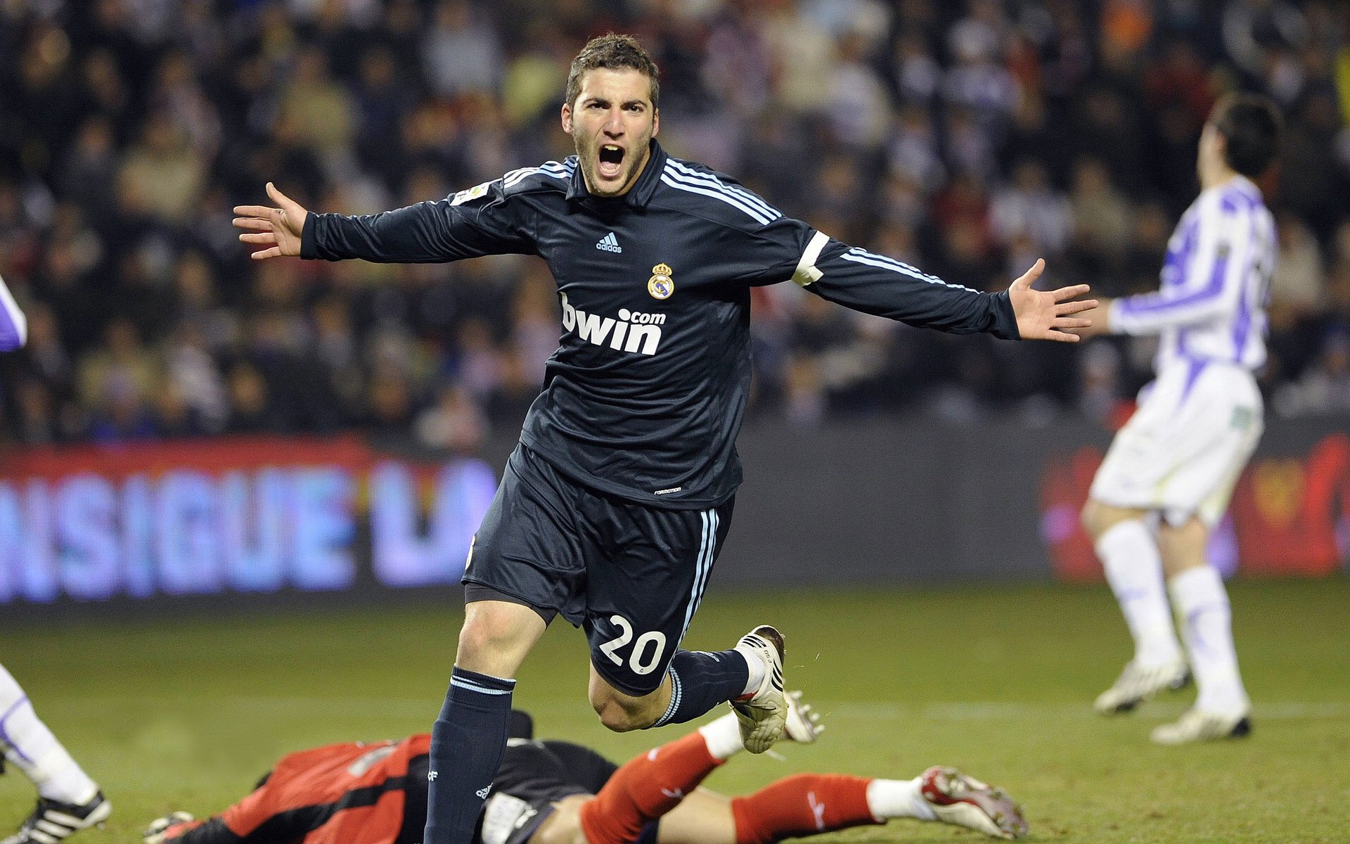 雷诺觉醒之夜,F1收官战上演车队围剿戏码,维斯塔潘致命绝杀捍卫王座